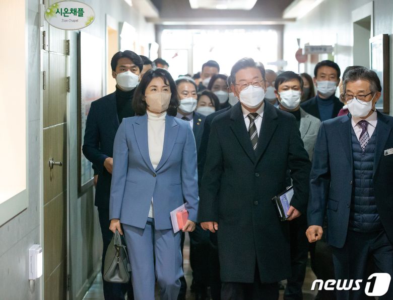 이재명 더불어민주당 대선 후보와 부인 김혜경씨가 지난 5일 전북 정읍시 성광교회 주일예배에 참석하고 있다. (더불어민주당 선대위 제공) 2021.12.5/뉴스1