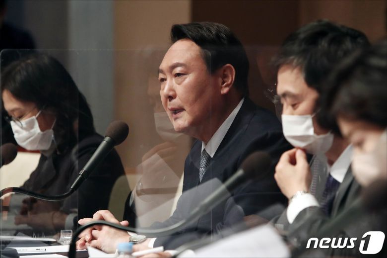 윤석열 국민의힘 대선후보가 14일 오전 서울 중구 프레스센터 국제회의장에서 열린 관훈클럽 초청 토론회에서 질의응답을 하고 있다. 2021.12.14/뉴스1 © News1 국회사진취재단