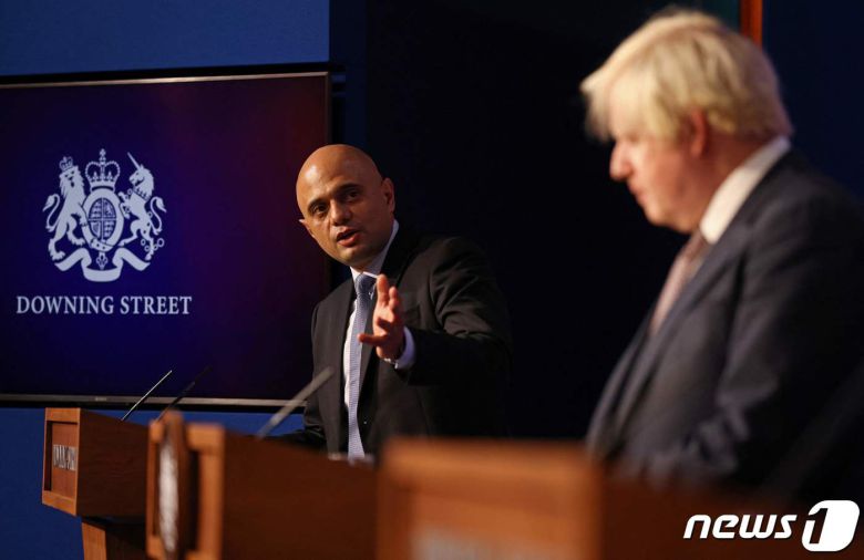 지난달 30일(현지시간) 영국 런던 다우닝가에서 열린 신종 코로나바이러스 감염증(코로나19) 관련 기자회견에서 사지드 자비드(왼) 영국 보건장관이 발언하고 있다. 오른쪽은 보리스 존슨 영국 총리. © AFP=뉴스1 © News1 윤지원 기자