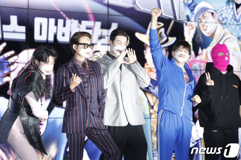 '부르구' 팀의 더원(앗따거), 신사마(핑신), 이지훈(리태리), 픽보이(토솔리드 성환), 마미손이 14일 오전 서울 종로구 jw 메리어트호텔 동대문 스퀘어 서울에서 열린 TV조선 예능 '메타버스 아바타쇼, 부캐전성시대' 제작발표회에 참석해 포즈를 취하고 있다. 2021.12.14/뉴스1 © News1 권현진 기자