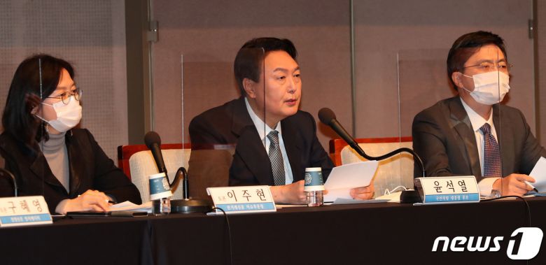 윤석열 국민의힘 대선후보가 14일 오전 서울 중구 프레스센터 국제회의장에서 열린 관훈클럽 초청 토론회에서 기조발언을 하고 있다. 2021.12.14/뉴스1 © News1 국회사진취재단