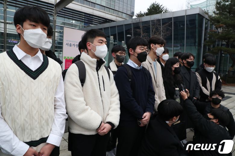 수능 과학탐구 영역 생명과학Ⅱ 20번 문항 오류를 제기한 수험생과 변호인이 10일 서울 서초구 행정법원앞에서 '2022대학수학능력시험정답결정처분취소소송 1회 변론 출석을 마치고 취재진의 질문에 답변하고 있다. 2021.12.10/뉴스1 © News1 김명섭 기자
