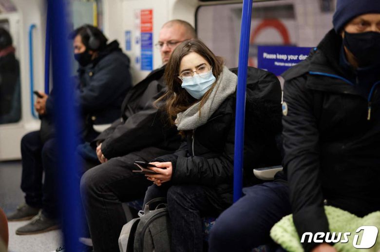 영국 런던 지하철  모습. 승객 중 일부가 마스크를 미착용한 모습이 포착된 가운데 사지드 자비드 영국 보건장관은 대중교통 및 상점 내 마스크 착용을 의무화하겠다고 밝혔다. © AFP=뉴스1 © News1 윤지원 기자