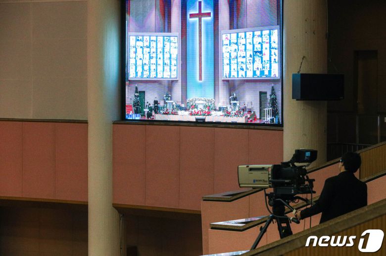 지난해 성탄절처럼 대면예배 허용 인원을 설교자 1인과 영상예배 송출을 위한 인원 등 4인 이내로 제한할 경우 2년 연속 현장 미사와 예배가 없는 성탄절이 되지 않을까 지역 교계들이 바짝 긴장하고 있다. © News1
