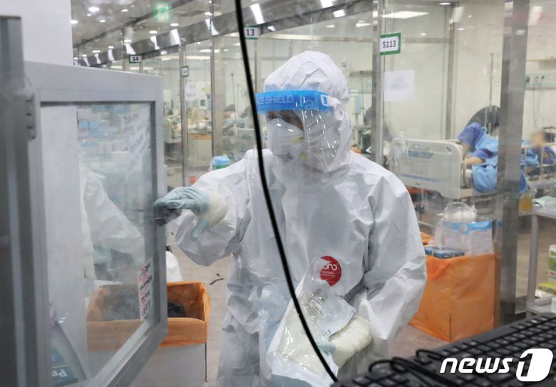 12월 15일 오전 코로나19 거점전담병원인 경기도 오산시 오산한국병원 중환자실에서 의료진들이 코로나19 중환자를 돌보고 있다. 2021.12.15/뉴스1 © News1 김영운 기자