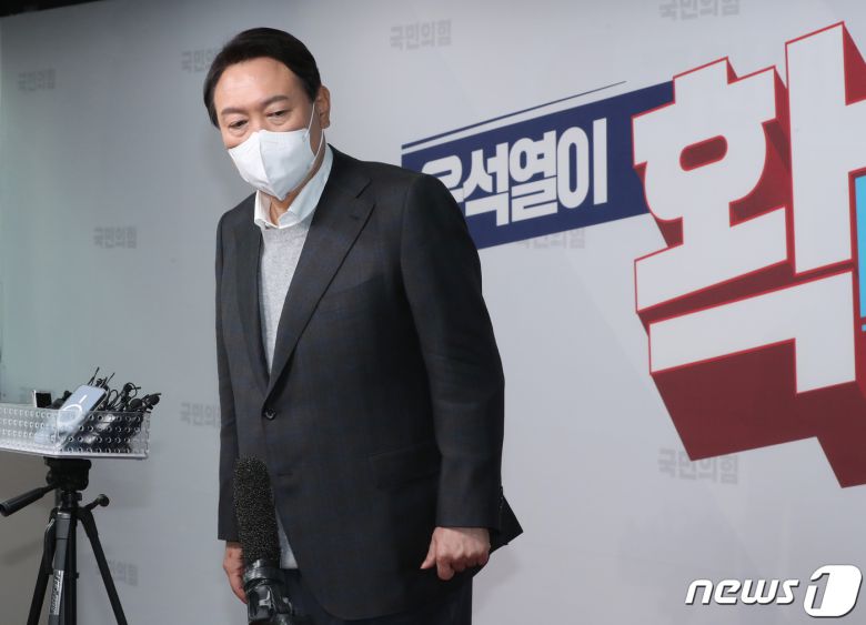 윤석열 국민의힘 대선 후보가 17일 서울 여의도 당사에서 배우자 김건희씨를 둘러싼 각종 논란과 관련해 “국민 여러분께 심려를 끼쳐서 죄송하다”고 사과한 뒤 기자들의 질문을 듣고 있다. 2021.12.17/뉴스1 © News1 이승배 기자