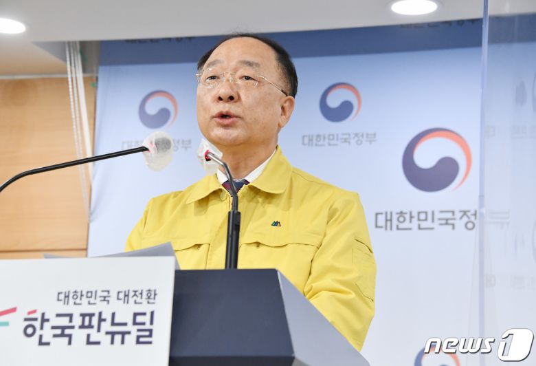 홍남기 경제부총리 겸 기획재정부 장관이 17일 서울 종로구 정부서울청사에서 열린 '소상공인 지원 관련 정부 합동 브리핑'에서 주요내용을 발표하고 있다. 이날 홍 부총리는 코로나19 방역지원금 및 손실보상·지원 확대방안과 관련해 "기정예산, 각종기금, 예비비 등 가용재원을 총동원해 4조3000억원 규모의 3대 패키지 지원방안을 새로 마련하고 올해 말부터 신속히 지원해 나가겠다＂고 밝혔다. (기획재정부 제공) 2021.12.17/뉴스1