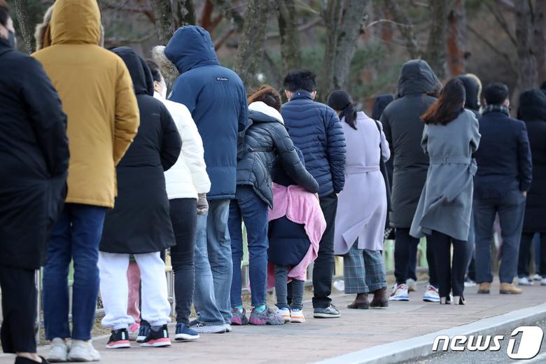 전국에 한파가 찾아온 17일 오전 대구스타디움 동편 주차장에 마련된 코로나19 임시선별검사소를 찾은 시민들이 추위에 떨며 검사 순서를 기다리고 있다. 영하의 날씨 속에 연말을 앞두고 확진자가 늘어나자 차량을 이용한 드라이브스루 방식 검사를 요구하는 목소리가 커지고 있다. 2021.12.17/뉴스1 © News1 공정식 기자