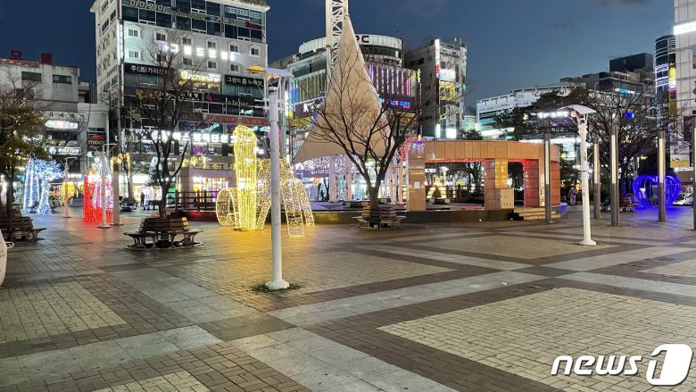 사회적 거리두기 강화 첫날인 18일 오후 7시쯤 경남 창원시 중심번화가인 상남동 일대의 만남의 장소인 상남분수광장이 썰렁한 모습을 보였다. © 뉴스1 강정태 기자