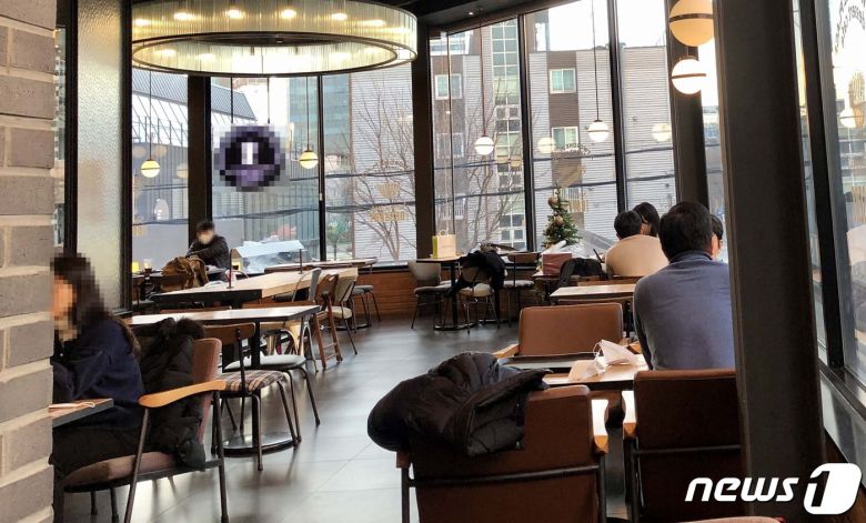 고강도 방역대책 시행 첫날인 18일 오후 시민들이 대구의 한 카페를 이용하고 있다. 이날부터 내년 1월2일까지 전국에서 동일하게 카페 등 다중이용시설을 이용할 때 백신 접종자에 한해 4명까지만 사적모임이 허용된다. 2021.12.18© 뉴스1/남승렬 기자