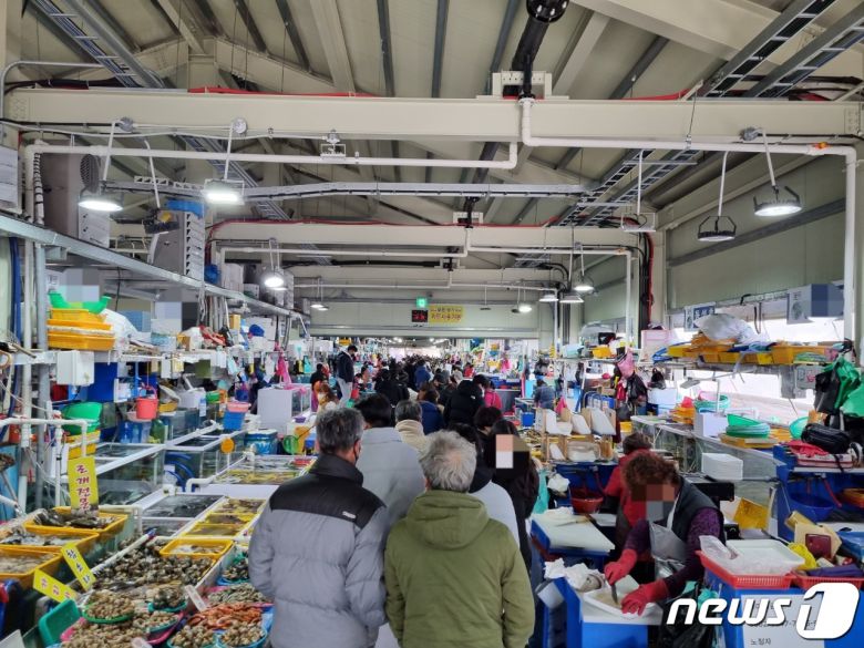 거리두기 강화 첫 주말인 19일 강릉 주문진수산시장에 횟감을 사러 나온 방문객들로 북적이고 있다.2021.12.19/뉴스1 윤왕근 기자