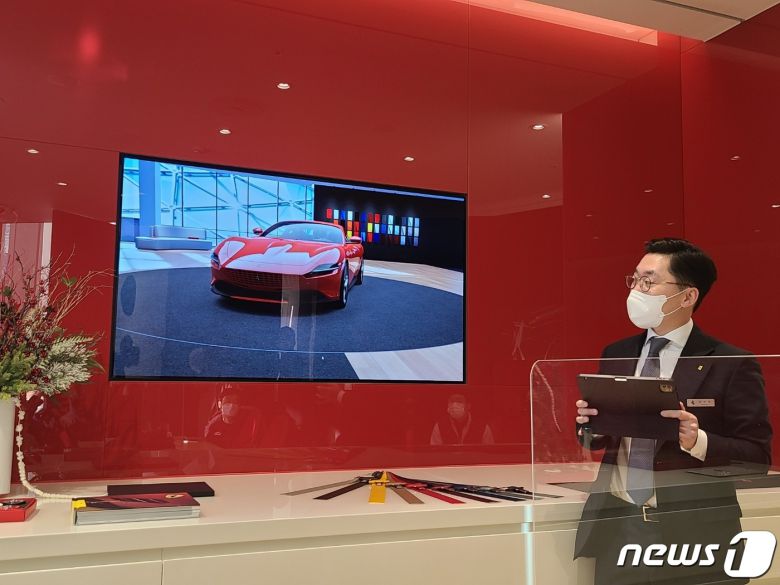 유민규 FMK 세일즈컨설턴트 과장이 '페라리 아틀리에(Ferrari Atelier)'에서  가상주문시스템인 컨피큐레이터를 시연하고 있다. © 뉴스1 김민석 기자