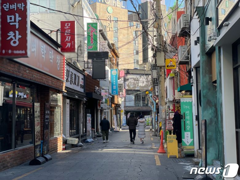 강화된 사회적 거리두기가 시행된 지 이틀째인 19일 오후 부산 대표 번화가인 서면의 술집이 즐비한 거리가 한산하다.2021.12.19/ © 뉴스1 이유진 기자
