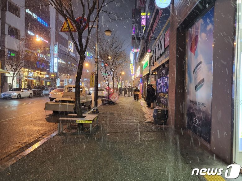 18일 오후 9시20분 전북 전주시 서부신시가지 번화가. 영업 시간이 끝나자 눈 내리는 거리는 적막한 모습을 보였다. 앞서 정부는 이날 0시부터 사적모임을 4인까지만 허용하고 다중이용시설 영업시간을 오후 9시나 10시로 제한하는 등 사회적 거리두기 방역수칙을 다시 강화했다.2021.12.18/© 뉴스1 강교현기자