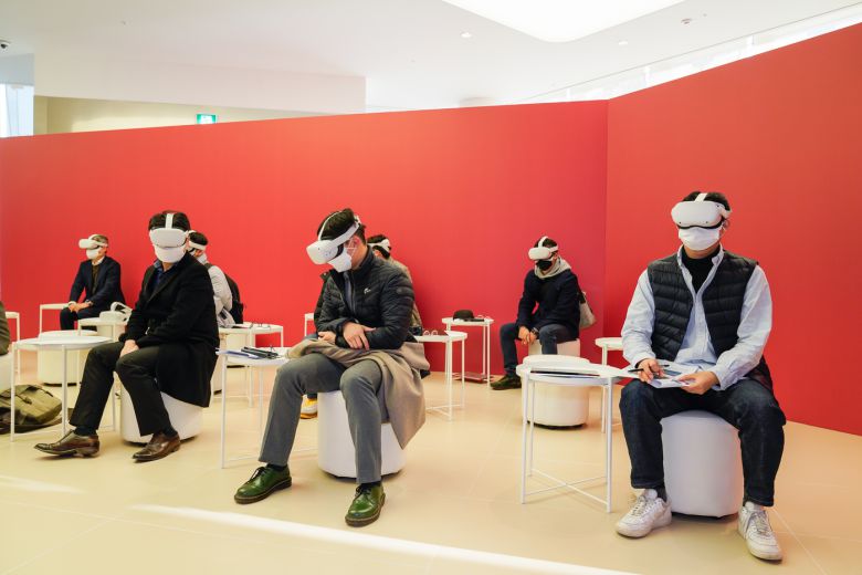 기자들이 증강현실(AR) 헤드셋을 쓰고  페라리 마라넬로 공장 투어 프로그램을 체험하고 있다. (FMK 제공)© 뉴스1