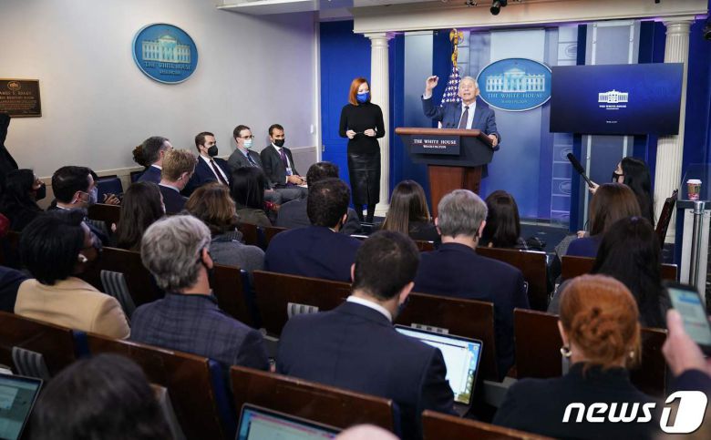 조 바이든 미국 대통령의 최고 의료 고문인 앤서니 파우치 국립알레르기·감염병 연구소장이 1일 (현지시간) 워싱턴 백악관 브래디 룸에서 젠 사키 대변인이 지켜보는 가운데 오미크론 변이 관련 브리핑을 하고 있다. © AFP=뉴스1 © News1 우동명 기자