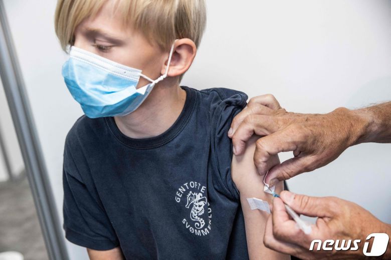 덴마크에서 지난 11월28일 레오폴드 니토프트 버그만(10)군이 신종 코로나바이러스 감염증(코로나19) 백신을 접종 받고 있다. 2021.12.19/news1 © AFP=뉴스1 © News1 김민수 기자