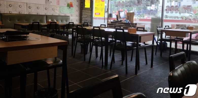 정부의 사회적 거리두기 강화 속에 손님들의 발길이 끊긴 일산의 한 식당. © 뉴스1