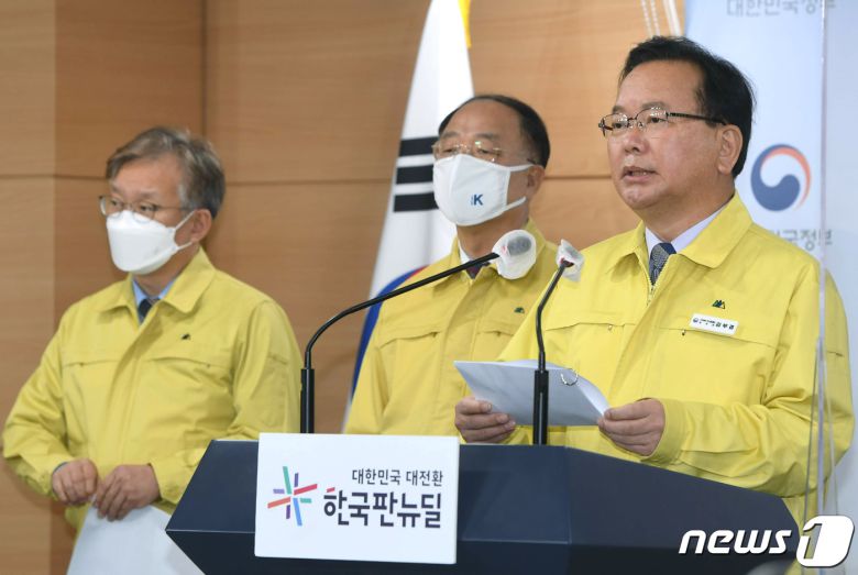 김부겸 국무총리가 17일 서울 종로구 정부서울청사에서 방역강화 조치 시행에 따른 소상공인·자영업자 지원방안에 대해 브리핑하고 있다.2021.12.17/뉴스1 © News1 송원영 기자