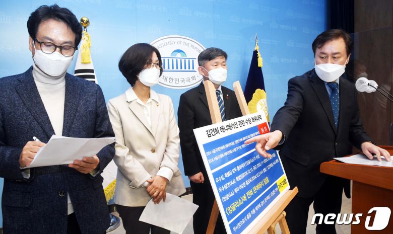 도종환 의원 등 더불어민주당 의원들이 지난 15일 서울 여의도 국회 소통관에서 기자회견을 열고, 윤석열 국민의힘 대선 후보의 배우자인 김건희 씨의 허위 이력서와 수상경력에 대한 해명이 거짓이라며 반박하고 있다. 왼쪽부터 안민석, 권인숙, 서동용, 도종환 의원. 2021.12.15/뉴스1 © News1 구윤성 기자