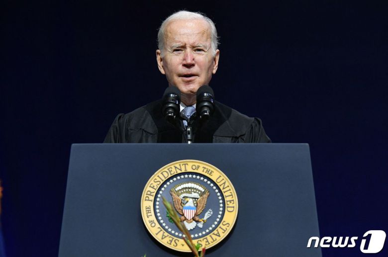 조 바이든 미국 대통령이 17일 사우스캐롤라이나 주립대 졸업생들 앞에서 연설을 하고 있다. © AFP=뉴스1