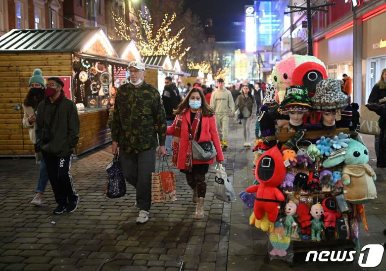 영국 맨체스터의 상점 거리 앞을 행인들이 걷고 있다.© AFP=뉴스1