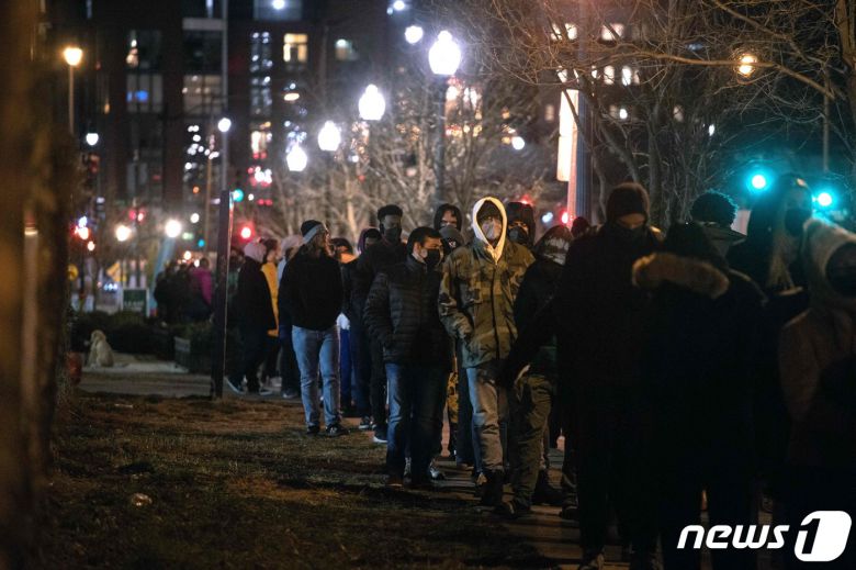 20일 워싱턴DC의 한 소방서에 설치된 코로나19 검사소 앞에서 사람들이 줄을 서서 대기하고 있다. © AFP=뉴스1