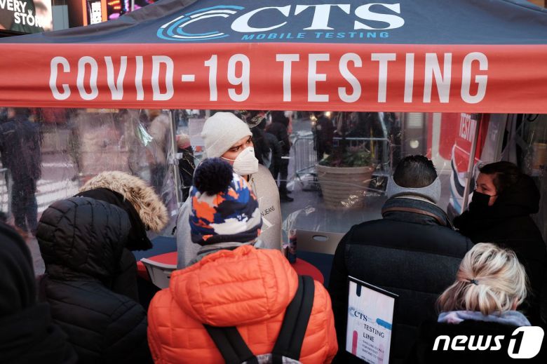 뉴욕 타임스퀘어의 코로나19 검사소에 대기자들이 장사진을 치고 있다. © AFP=뉴스1