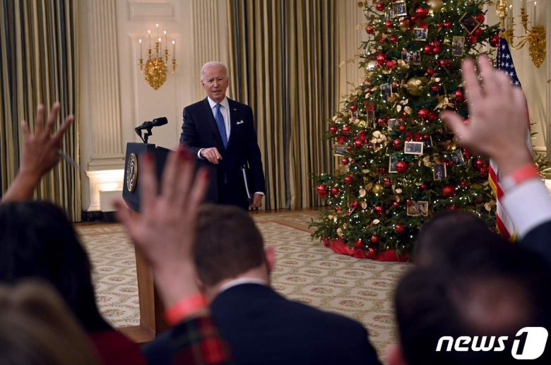 조 바이든 미국 대통령이 21일(현지시간) 워싱턴 백악관에서 코로나19 백신 접종 관련 대국민 연설을 마치고 취재진의 질문을 받고 있다. © AFP=뉴스1 © News1 우동명 기자
