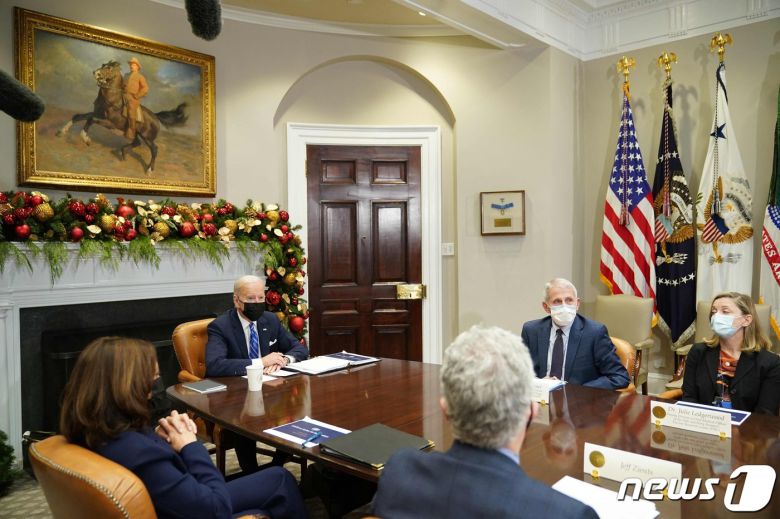 조 바이든 미국 대통령이 16일(현지시간) 워싱턴 백악관에서 백악관 코로나19 대응팀의 브리핑을 받고 있다. © AFP=뉴스1 © News1 우동명 기자