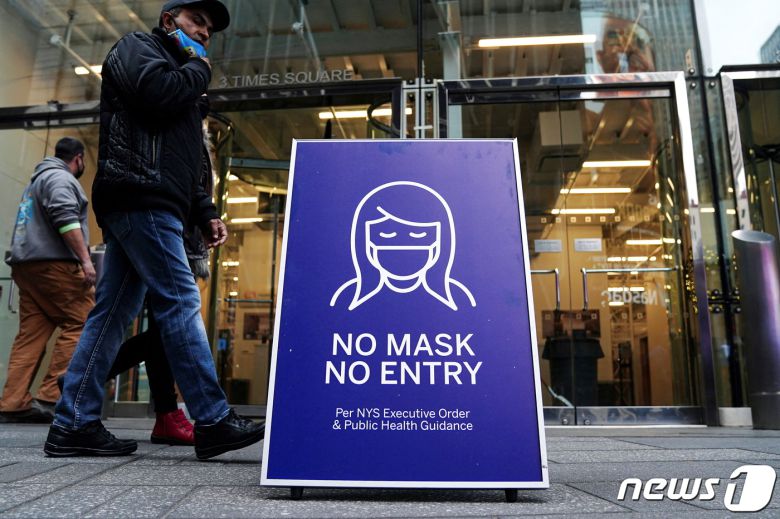 15일(현지시간) 미국 뉴욕 맨해튼 자치구에서 신종 코로나바이러스 감염증(코로나19)) 대유행 기간 타임스퀘어의 한 사업소 밖에 '마스크 금지' 간판이 세워져 있다. 2021.12.16/news1 © 로이터=뉴스1 © News1 김민수 기자