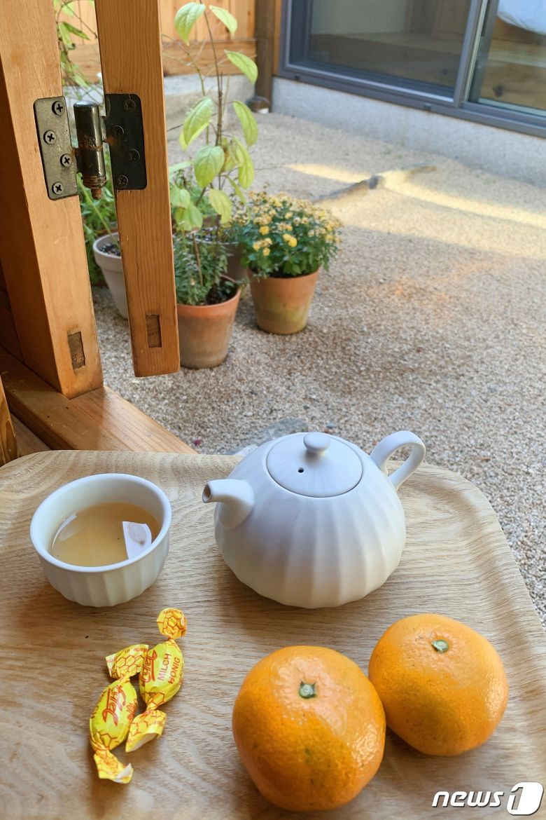 사랑채 툇마루에서 즐기는 차 한 잔© 뉴스1