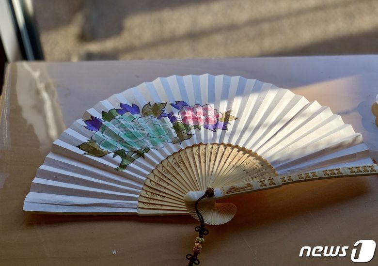 30여 분만에 완성한 세상에 하나 뿐인 부채© 뉴스1