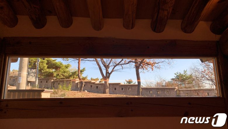 사랑채 창문 넘어 보이는 낙산 성곽길© 뉴스1