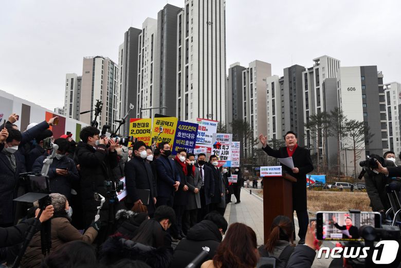 윤석열 국민의힘 대선 후보가 27일 오후 경기 성남 대장동 현장을 찾아 이재명 더불어민주당 대선 후보 등에 대한 특검 수사 촉구 기자회견을 하고 있다. 2021.12.27/뉴스1 © News1 국회사진취재단