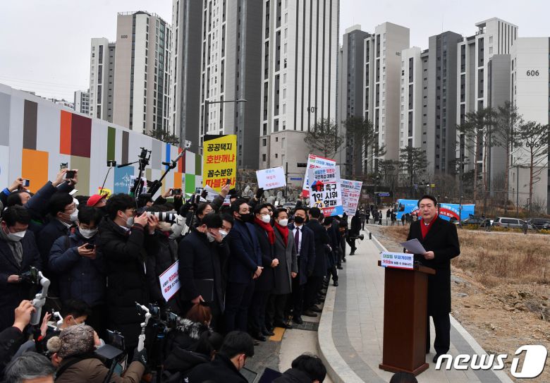 윤석열 국민의힘 대선 후보가 27일 오후 경기 성남 대장동 현장을 찾아 이재명 더불어민주당 대선 후보 등에 대한 특검 수사 촉구 기자회견을 하고 있다. 2021.12.27/뉴스1 © News1 국회사진취재단