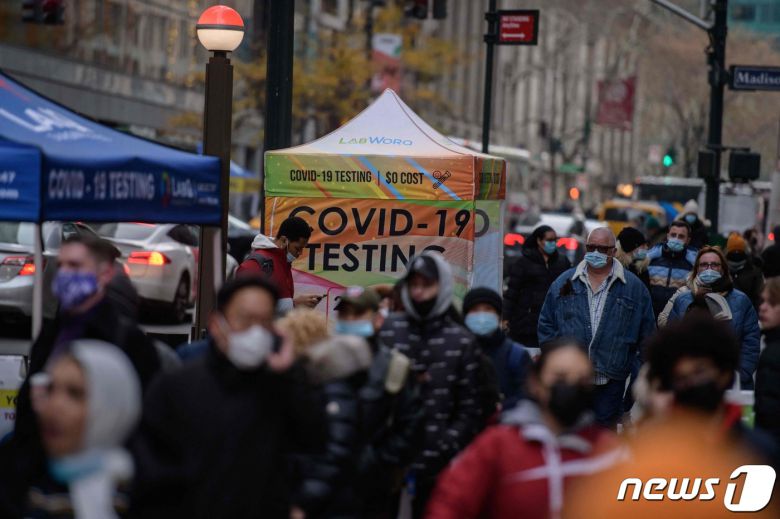 21일 뉴욕시의 한 거리에 코로나19 검사 부스가 설치돼 있다. © AFP=뉴스1