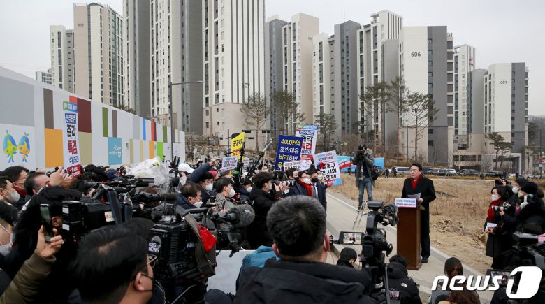 윤석열 국민의힘 대선후보가 27일 오후 경기도 성남시 대장동 개발현장을 찾아 이재명 더불어민주당 대선후보 등에 대한 특검 수사를 촉구하는 기자회견을 하고 있다. 2021.12.27/뉴스1 © News1 국회사진취재단