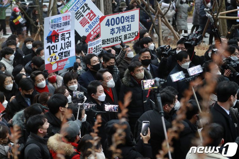 윤석열 국민의힘 대선후보가 27일 오후 경기도 성남시 대장동에서 이재명 더불어민주당 대선후보 등에 대한 특검 수사를 촉구하는 기자회견을 마친 뒤 개발현장을 둘러보고 있다. 2021.12.27/뉴스1 © News1 국회사진취재단