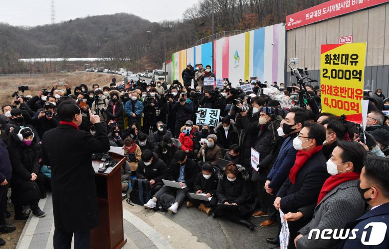윤석열 국민의힘 대선 후보가 27일 오후 경기 성남 대장동 현장을 찾아 이재명 더불어민주당 대선 후보 등에 대한 특검 수사 촉구 기자회견을 하고 있다. 2021.12.27/뉴스1 © News1 국회사진취재단