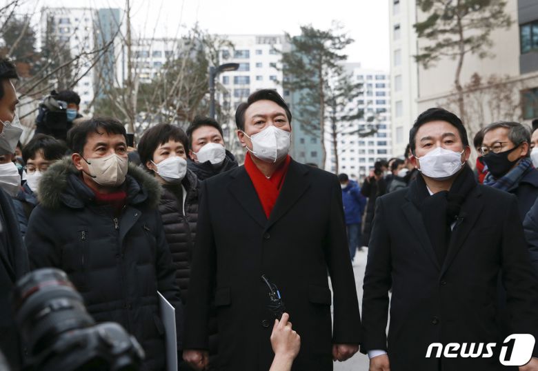 윤석열 국민의힘 대선후보가 27일 오후 경기도 성남시 대장동 개발현장을 찾아 취재진의 질문에 답하고 있다. 2021.12.27/뉴스1 © News1 국회사진취재단