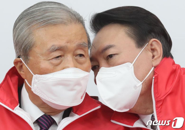 국민의힘 윤석열 대선 후보와 김종인 총괄선거대책위원장이 27일 오전 서울 여의도 국회에서 열린 중앙선거대책위원회의에서 대화하고 있다. 2021.12.27/뉴스1 © News1 구윤성 기자