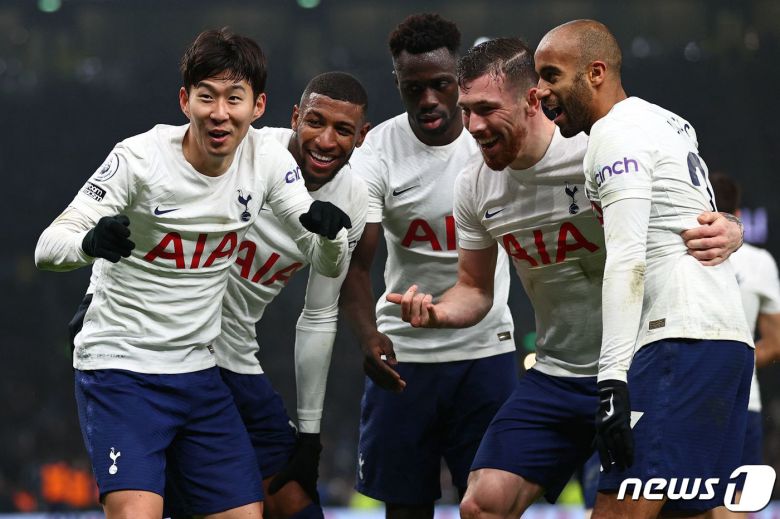 토트넘의 손흥민이 26일(현지시간) 영국 런던의 토트넘 홋스퍼 스타디움에서 열린 프리미어리그(EPL) 크리스탈 팰리스와 경기서 4경기 연속골인 리그 8호 골을 터트리고 동료들과 기뻐하고 있다. © AFP=뉴스1 © News1 우동명 기자