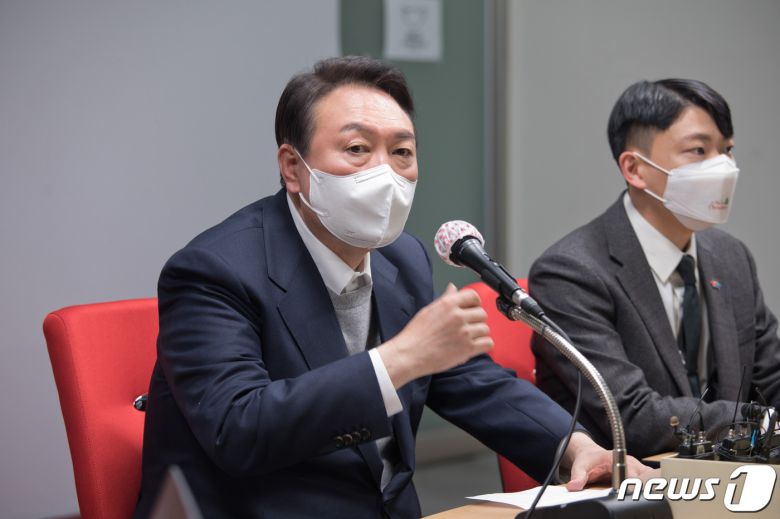 윤석열 국민의힘 대선 후보가 28일 서울 여의도 중앙당사에서 열린 중앙당 대학생 위원들과의 양성평등 관련 간담회 '하나된 국민 모두에게 듣겠습니다'에서 인사말을 하고 있다. 2021.12.28/뉴스1 © News1 구윤성 기자