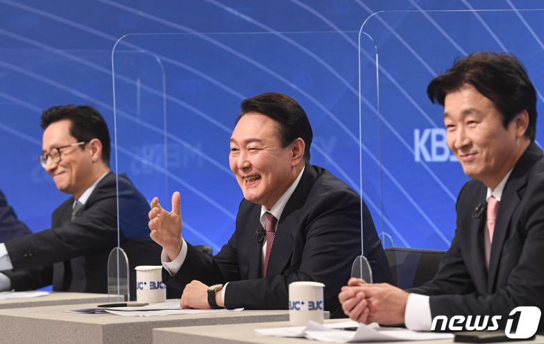 윤석열 국민의힘 대선 후보가 28일 서울 양천구 한국방송회관에서 열린 한국방송기자클럽 초청 토론회를 앞두고 진행자들과 대화를 나누고 있다. 2021.12.28/뉴스1 © News1 국회사진취재단