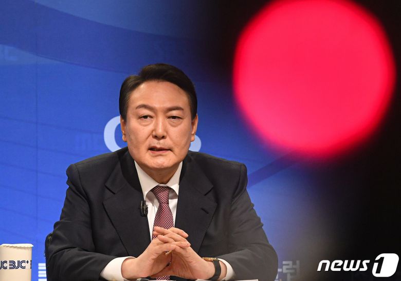 윤석열 국민의힘 대선 후보가 28일 서울 양천구 한국방송회관에서 열린 한국방송기자클럽 초청 토론회에서 발언을 하고 있다. 2021.12.28/뉴스1 © News1 국회사진취재단