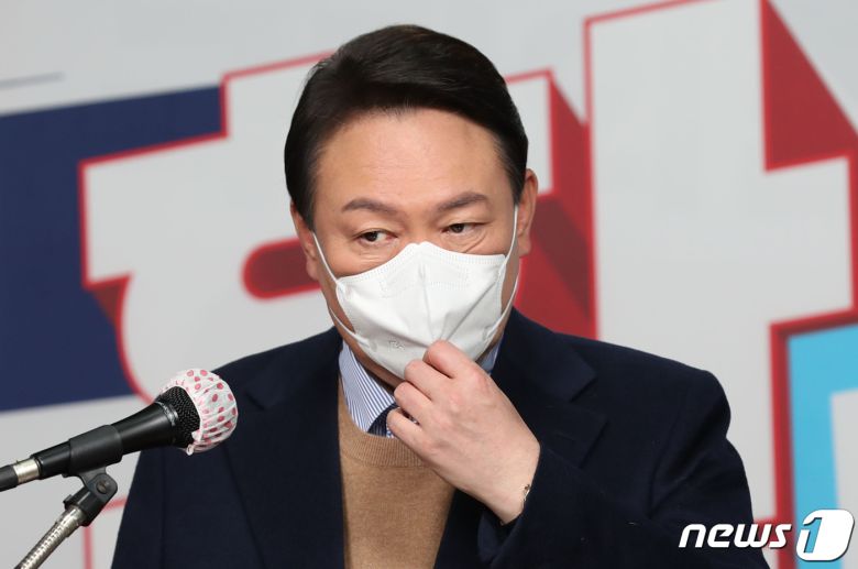 윤석열 국민의힘 대선 후보가 24일 오전 서울 여의도 중앙당사에서 기자회견을 하고 있다. 윤 후보는 이 자리에서 정부가 박근혜 전 대통령을 특별사면한 데 대해 "박근혜 전 대통령의 사면이 늦었지만 환영한다. 건강이 안 좋으시기 때문에 건강 빨리 회복하시길 바란다＂고 입장을 밝혔다. 2021.12.24/뉴스1 © News1 오대일 기자