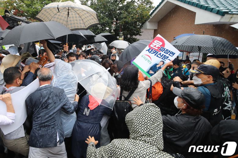 윤석열 국민의힘 대선 경선 후보가 17일 오전 경북 구미시 박정희 전 대통령 생가를 찾는다는 소식이 전해진 가운데 박근혜 전 대통령 지지자들이 대거 몰려 생가 진입로에서 경찰과 충돌하고 있다. 9.17/뉴스1 © News1 공정식 기자