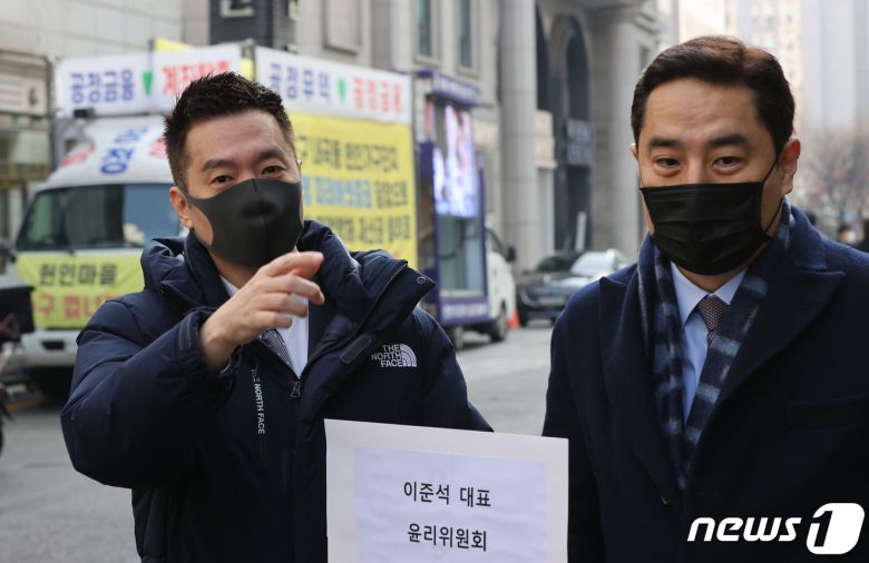 유튜브 채널 가로세로연구소(가세연) 김세의 대표와 강용석 변호사가 29일 오전 서울 여의도 국민의힘 당사 앞에서 이준석 국민의힘 대표에 대한 당 윤리위원회 제소 신청서를 들어보이고 있다. 2021.12.29/뉴스1 © News1 구윤성 기자