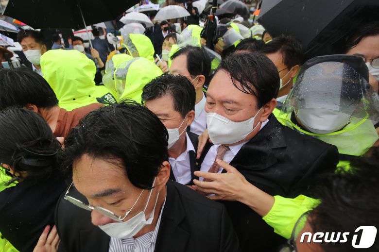 윤석열 국민의힘 대선 경선 후보가 17일 오전 경북 구미시 박정희 전 대통령 생가를 찾아 추모관 참배를 마친 뒤 경찰의 호위를 받으며 생가를 떠나고 있다. 이날 박 전 대통령 생가 방문과 박근혜 전 대통령 구속에 항의하는 보수단체 회원들이 대거 몰려 생가 진·출입로를 막는 등 혼잡이 빚어졌다. 2021.9.17/뉴스1 © News1 공정식 기자